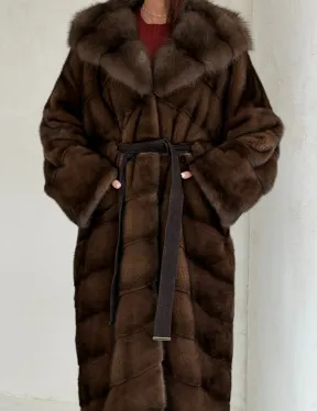 Норковая шуба цвета «орех» с капюшоном из куницы