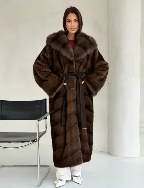 Норковая шуба цвета «орех» с капюшоном из куницы