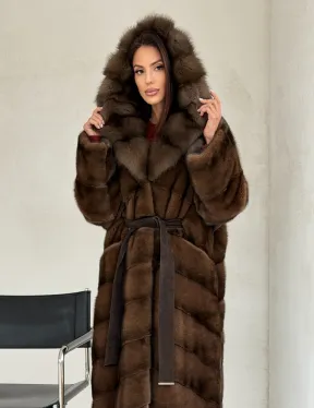 Норковая шуба цвета «орех» с капюшоном из куницы
