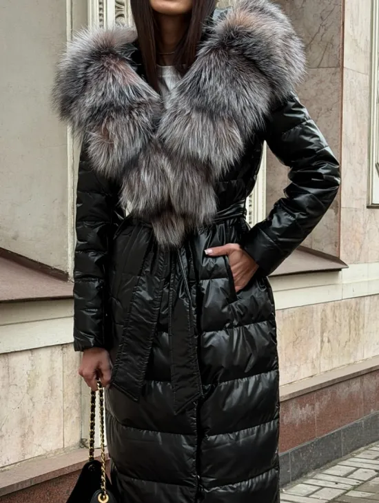 Чёрное пуховое пальто с меховым капюшоном из чернобурки