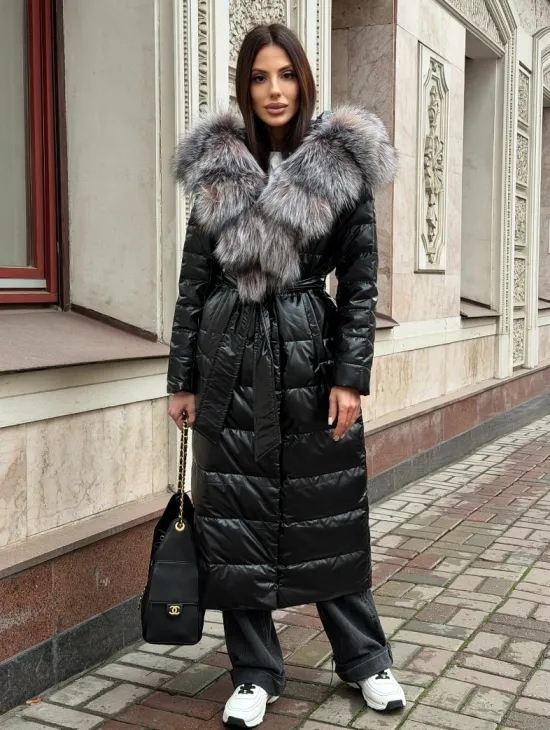 Чёрное пуховое пальто с меховым капюшоном из чернобурки