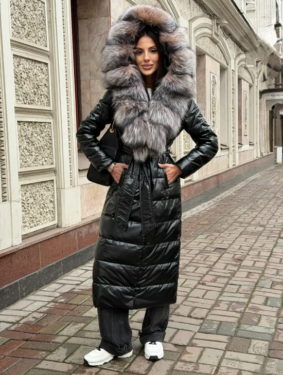 Чёрное пуховое пальто с меховым капюшоном из чернобурки