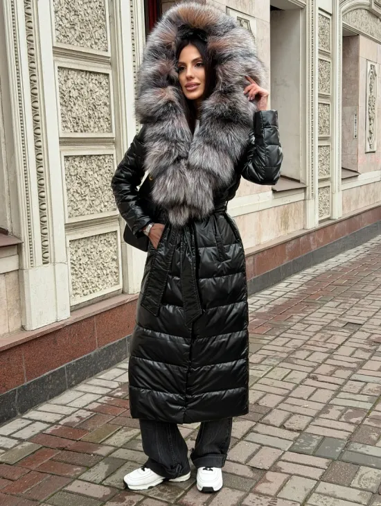 Чёрное пуховое пальто с меховым капюшоном из чернобурки