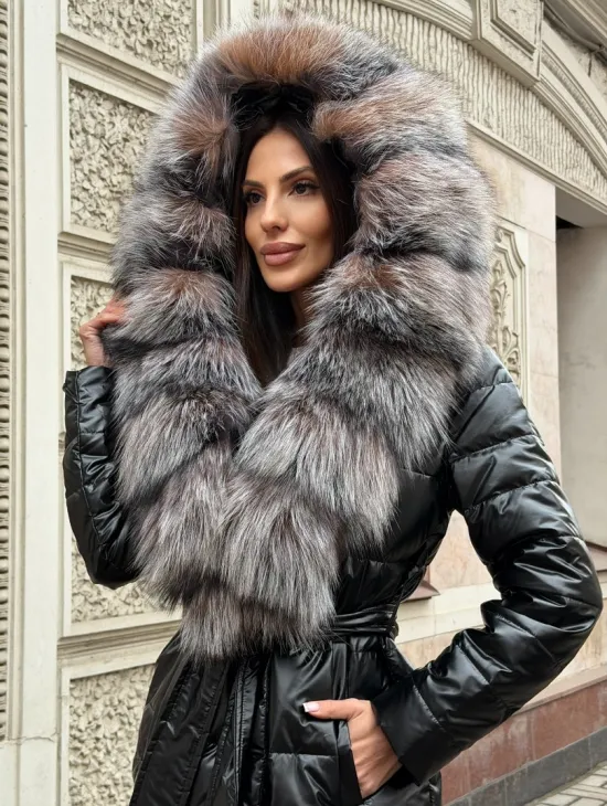 Чёрное пуховое пальто с меховым капюшоном из чернобурки