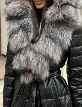 Чёрное пуховое пальто с меховым капюшоном из чернобурки