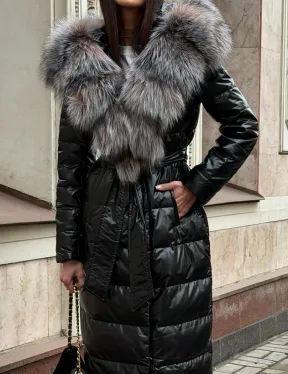 Чёрное пуховое пальто с меховым капюшоном из чернобурки