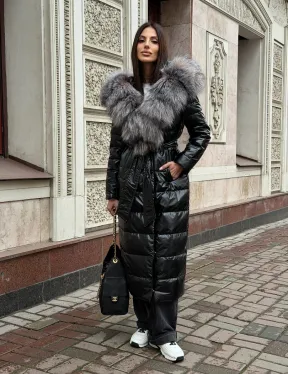 Чёрное пуховое пальто с меховым капюшоном из чернобурки