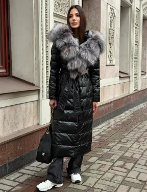 Чёрное пуховое пальто с меховым капюшоном из чернобурки