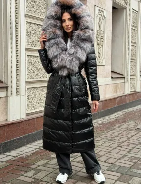 Чёрное пуховое пальто с меховым капюшоном из чернобурки