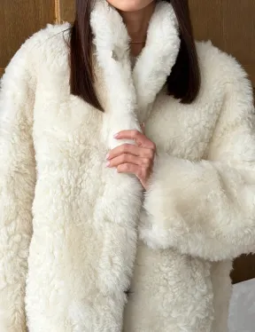 Светлая женская двухсторонняя дубленка