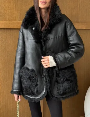 Черная двухсторонняя дубленка из меха тиградо