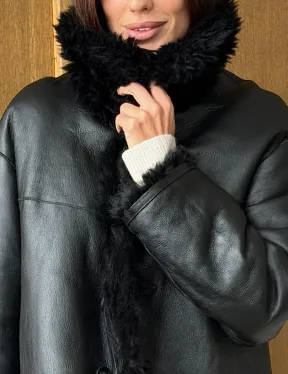 Черная двухсторонняя дубленка из меха тиградо