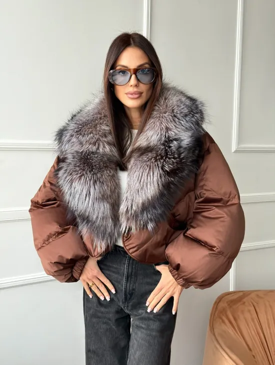 Короткий пуховик с мехом чернобурки