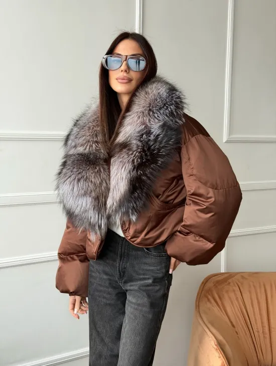 Короткий пуховик с мехом чернобурки