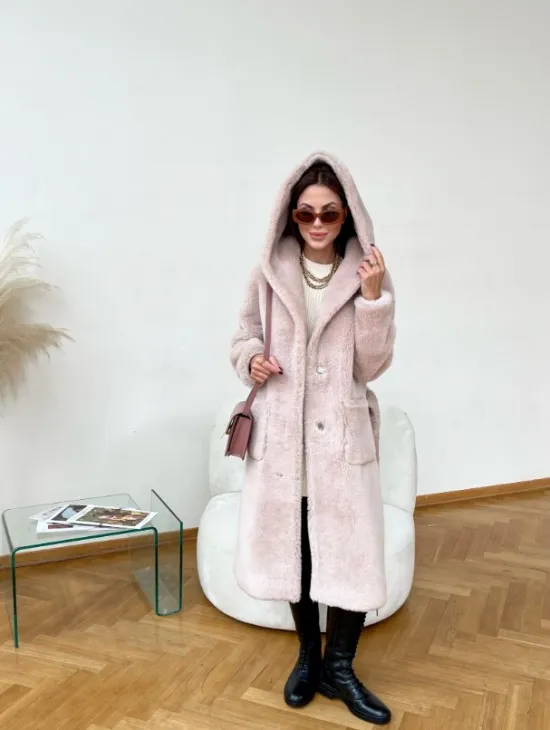 Шуба из натуральной шерсти с капюшоном под пояс