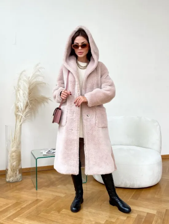 Шуба из натуральной шерсти с капюшоном под пояс