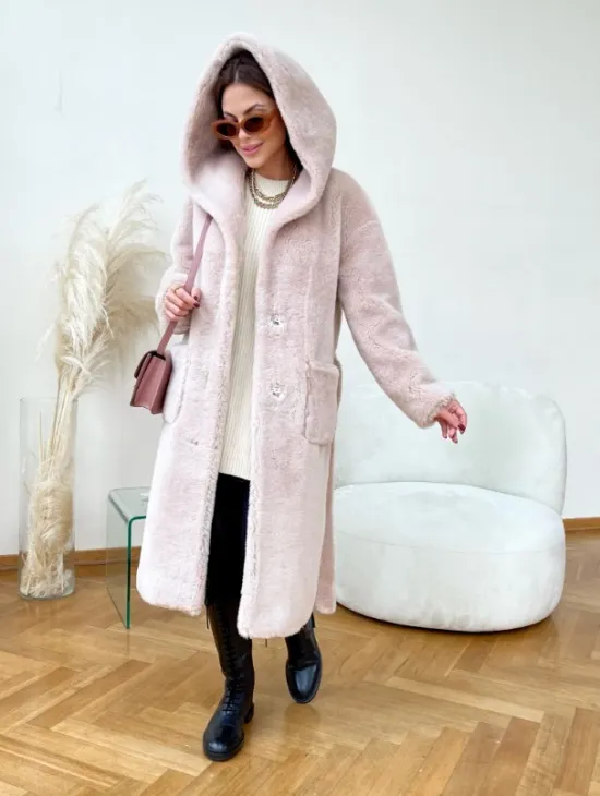 Шуба из натуральной шерсти с капюшоном под пояс