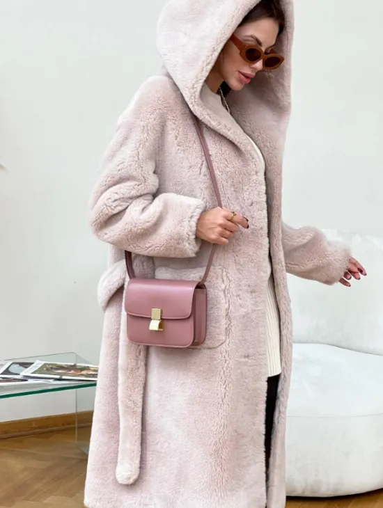 Шуба из натуральной шерсти с капюшоном под пояс