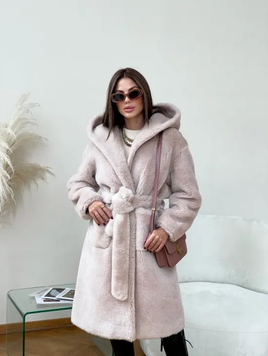 Шуба из натуральной шерсти с капюшоном под пояс