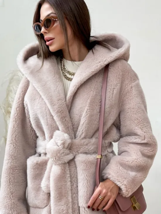 Шуба из натуральной шерсти с капюшоном под пояс