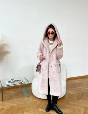 Шуба из натуральной шерсти с капюшоном под пояс