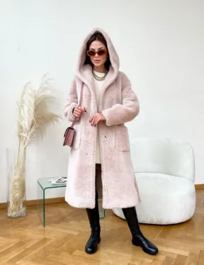 Шуба из натуральной шерсти с капюшоном под пояс