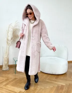 Шуба из натуральной шерсти с капюшоном под пояс