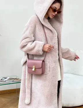 Шуба из натуральной шерсти с капюшоном под пояс