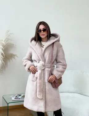 Шуба из натуральной шерсти с капюшоном под пояс