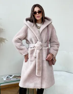 Шуба из натуральной шерсти с капюшоном под пояс