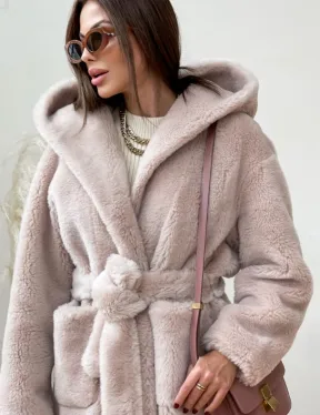 Шуба из натуральной шерсти с капюшоном под пояс