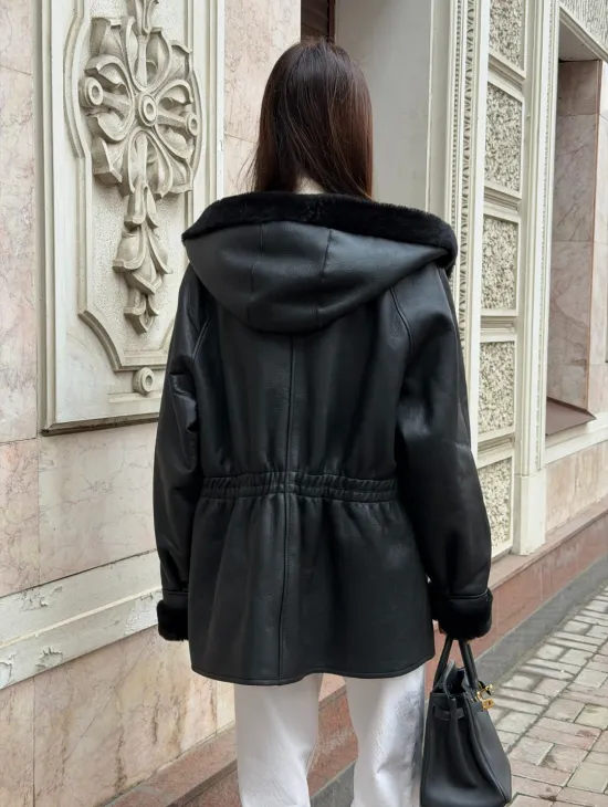 Женская дубленка с капюшоном