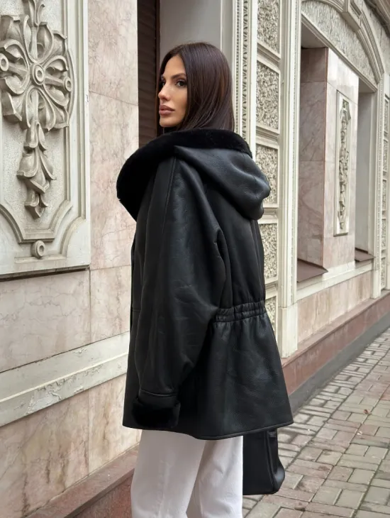 Женская дубленка с капюшоном