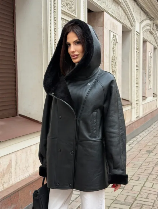 Женская дубленка с капюшоном