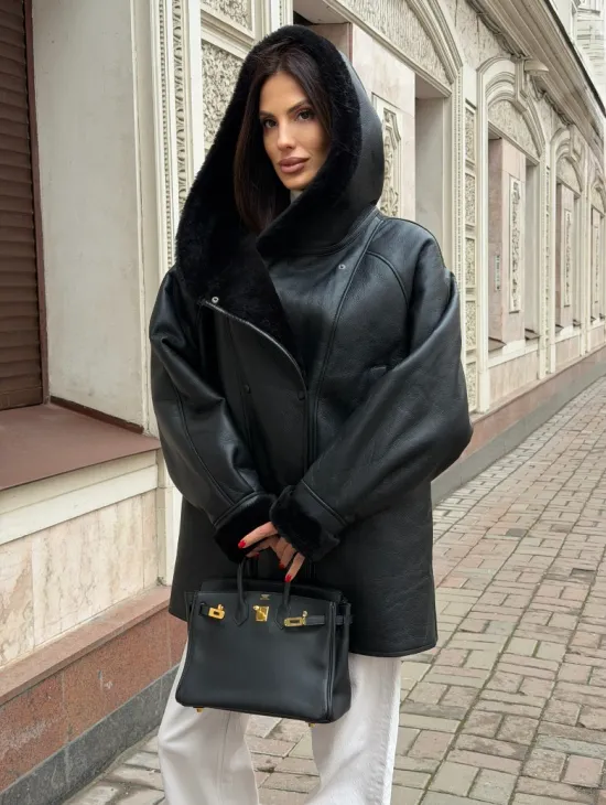 Женская дубленка с капюшоном