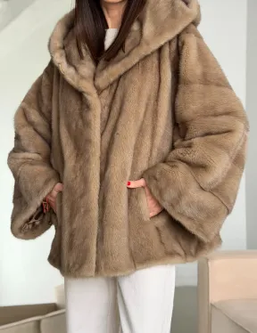Короткая зимняя норковая шуба с капюшоном