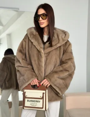 Короткая зимняя норковая шуба с капюшоном