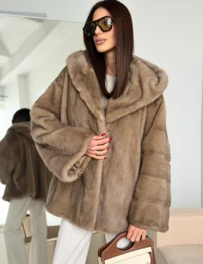 Короткая зимняя норковая шуба с капюшоном