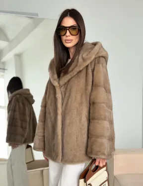 Короткая зимняя норковая шуба с капюшоном