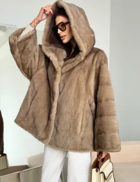 Короткая зимняя норковая шуба с капюшоном