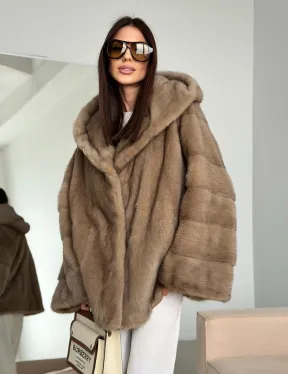 Короткая зимняя норковая шуба с капюшоном