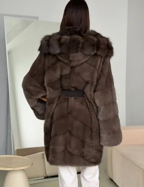 Шуба норковая с капюшоном из куницы