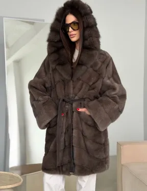 Шуба норковая с капюшоном из куницы