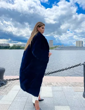 Шуба из плюшевой норки в цвете индиго