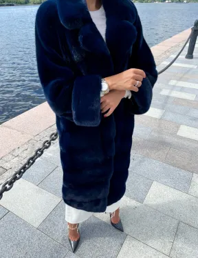 Шуба из плюшевой норки в цвете индиго