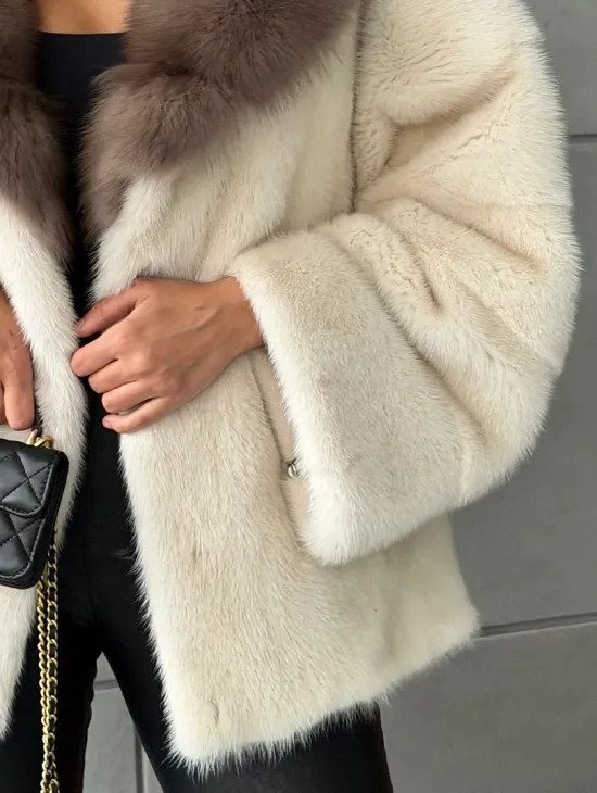 Норковая шуба с отделкой на воротнике из куницы