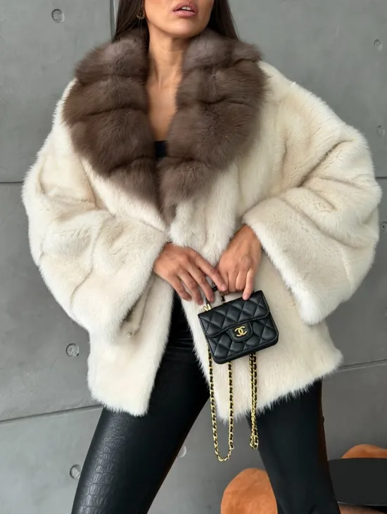 Норковая шуба с отделкой на воротнике из куницы