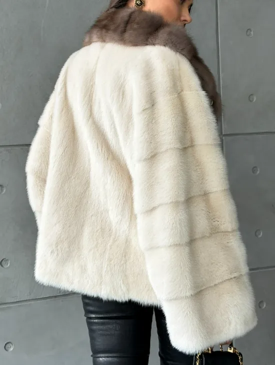 Норковая шуба с отделкой на воротнике из куницы