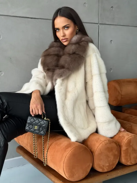 Норковая шуба с отделкой на воротнике из куницы