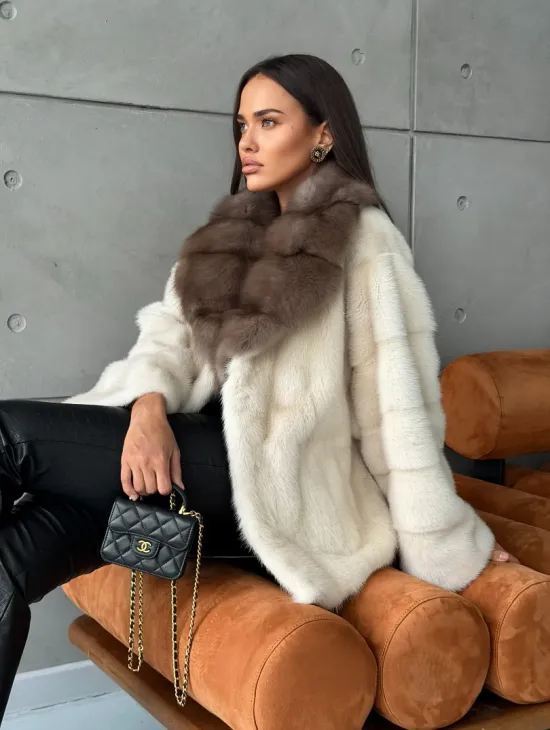 Норковая шуба с отделкой на воротнике из куницы